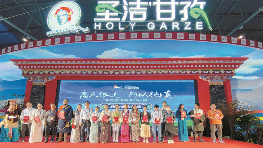 頒發(fā)榮譽.jpg 頒發(fā)榮譽.jpg