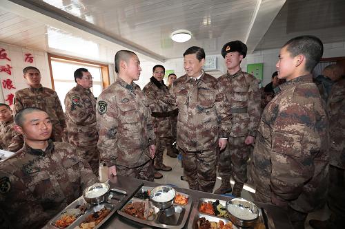 2014年1月26日中午，習(xí)近平來到連隊食堂，同戰(zhàn)士們一起用餐。新華社記者 李剛 攝